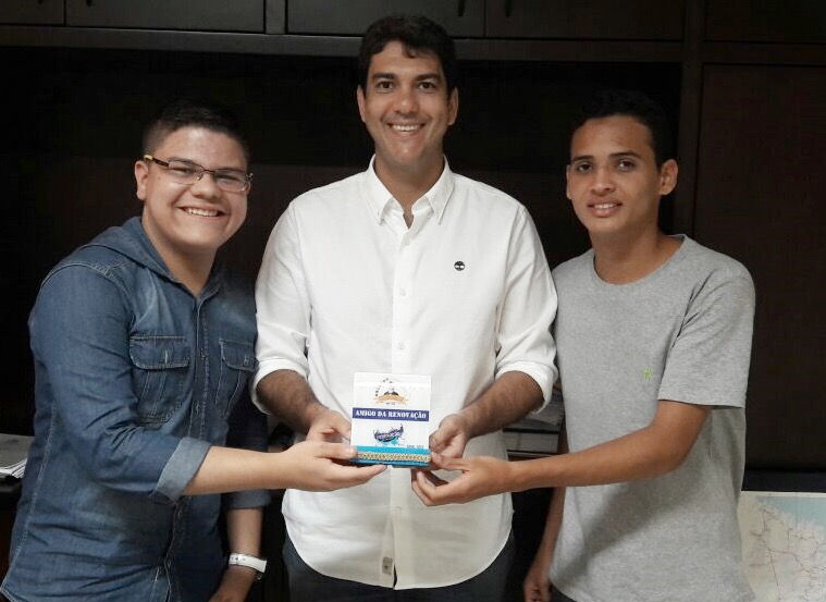 Alunos do Liceu homenageiam Eduardo Braide com placa Amigo da Renovação