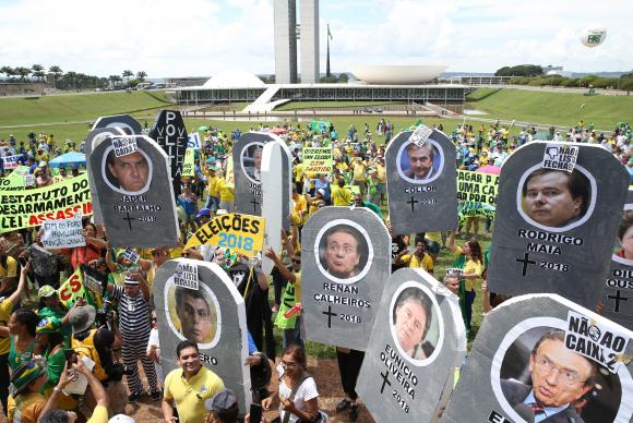 Brasileiros vão às ruas em várias capitais em defesa da Lava Jato
