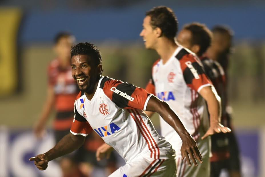 Flamengo derrota Corinthians e volta a se aproximar dos líderes Palmeiras e Internacional