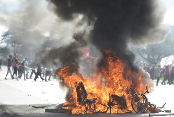 Vandalismo em Brasília: mascarados incendeiam ministérios e paradas de ônibus