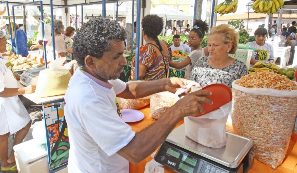 Feirinha montada na Praça Benedito Leite atrai público neste domingo para o Centro Histórico