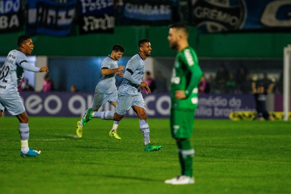 Grêmio massacra Chapecoense e assume a vice-liderança da Série A