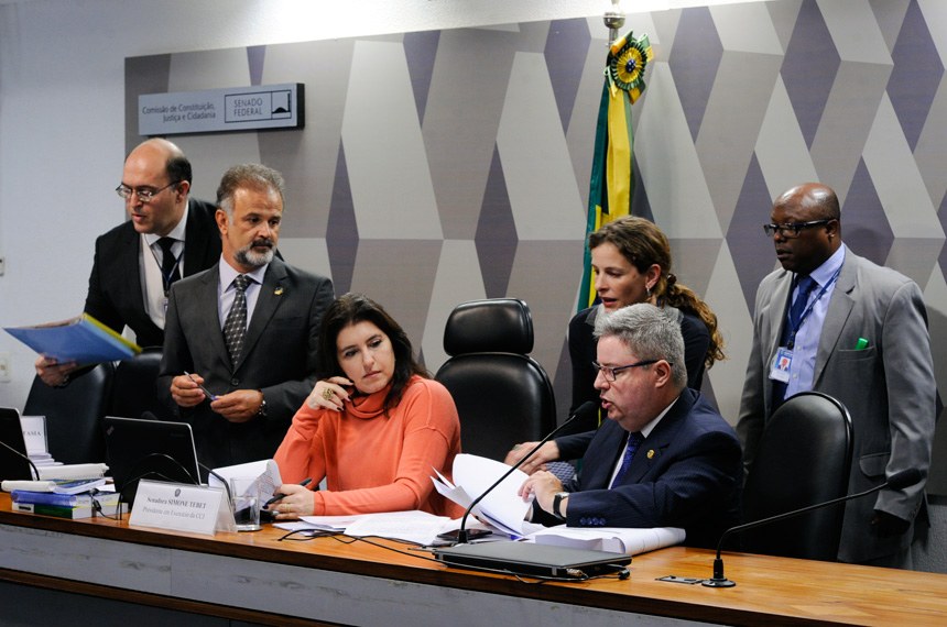 Comissão do Senado aprova proposta que revoga mandato do presidente