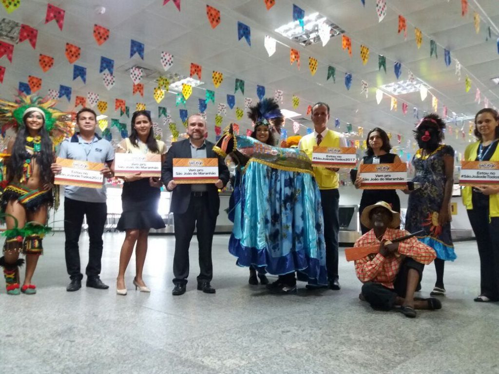 Turistas recepcionados com festa e cenas de violência no Aeroporto de São Luís