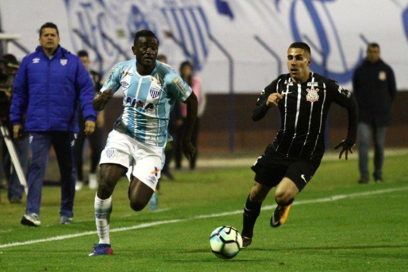 Corinthians empata com Avaí e vê distância do Grêmio diminuir para seis pontos