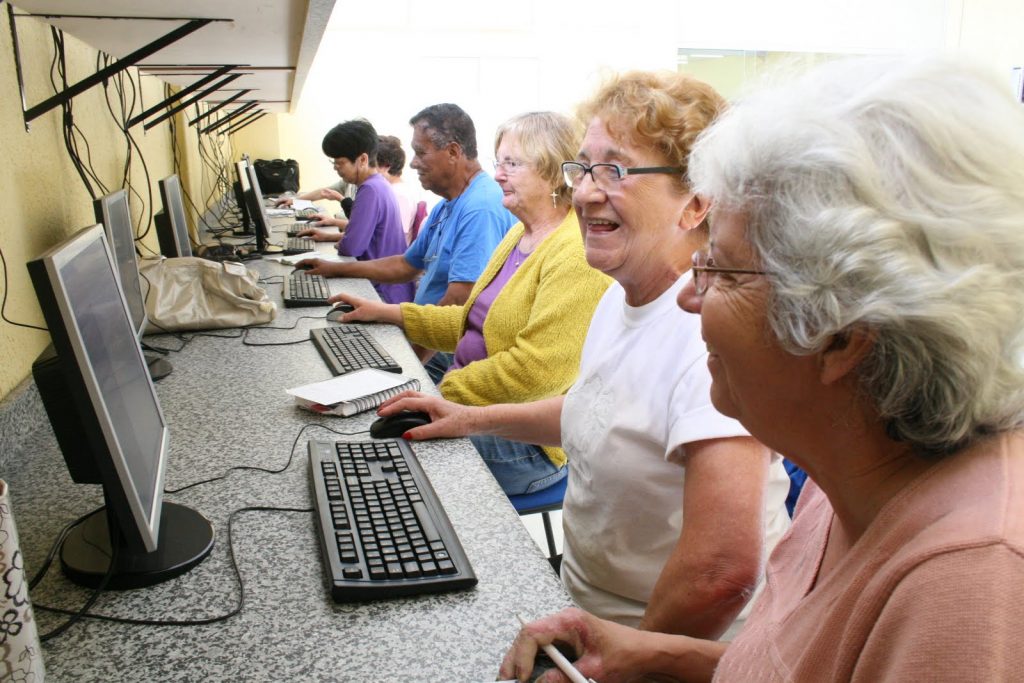 Senac desenvolve curso de internet voltado para o público da terceira idade