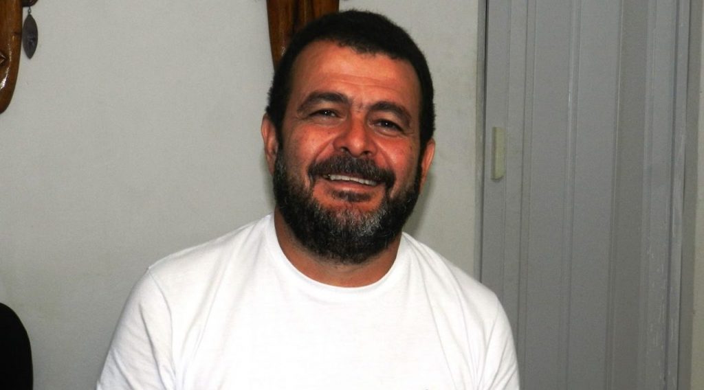 Prefeito que emprestou retroescavadeira a amigo é acionado pelo MP