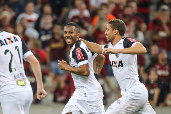 Com gols de Robinho, Galo vence Furacão se afasta do rebaixamento