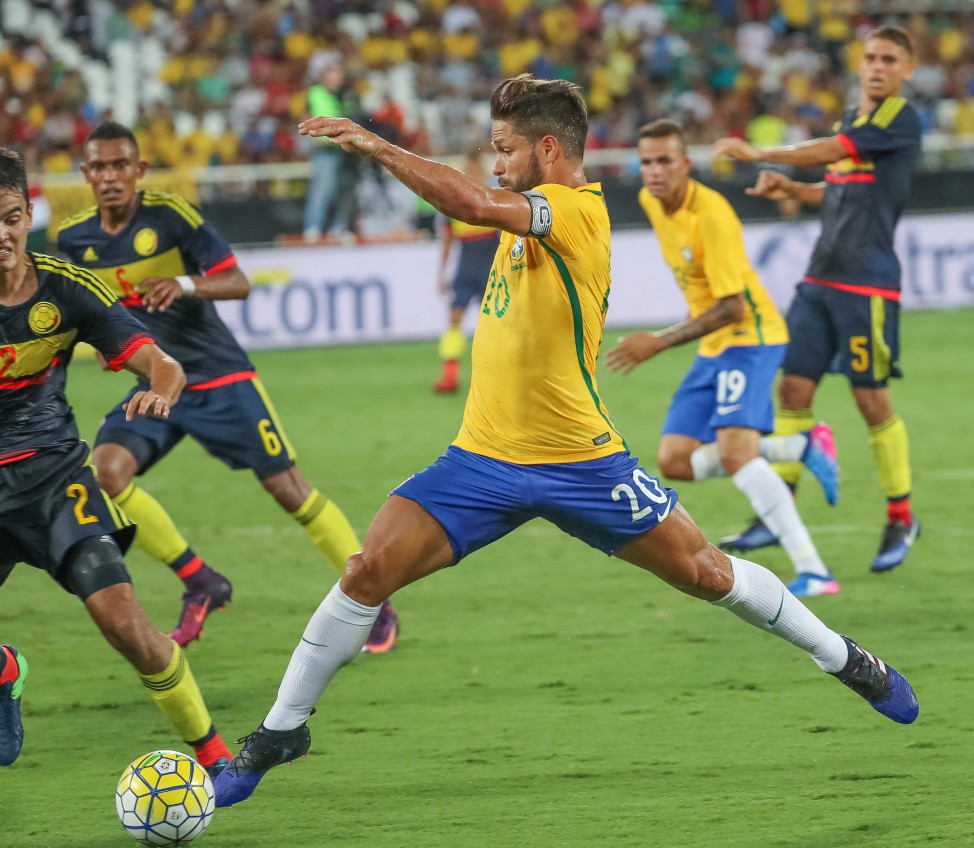 Com lesão muscular, Diego, meio-campo do Flamengo, é cortado da Seleção Brasileira