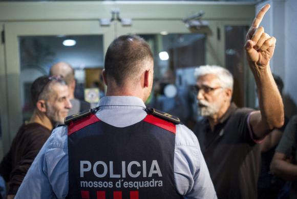 Apesar da proibição, catalães insistem em realizar o seu referendo