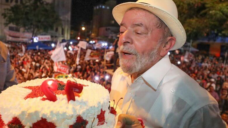 Ex-presidente Lula volta a desafiar a Justiça ao comemorar aniversário