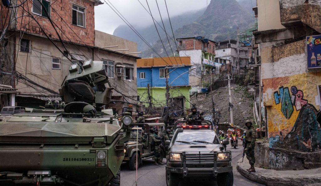 Turista espanhola é morta na Rocinha após veículo furar bloqueio