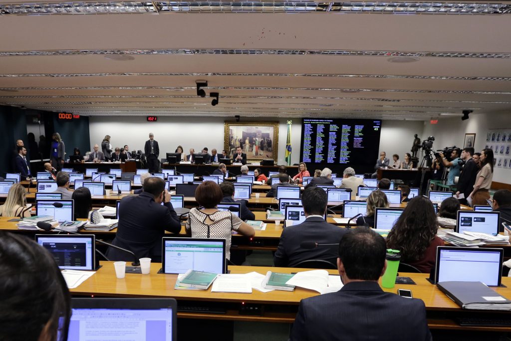 Deputados do Maranhão votam a favor do parecer que rejeitou denúncia contra Temer