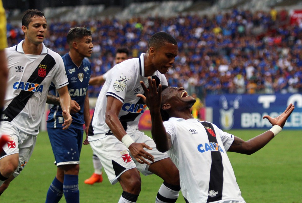 Vasco vence o Cruzeiro e vai para o sétimo lugar e o São Paulo derrota Coritiba