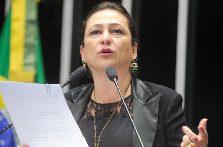 Sob alegação de falta de decoro, PMDB expulsa senadora Kátia Abreu