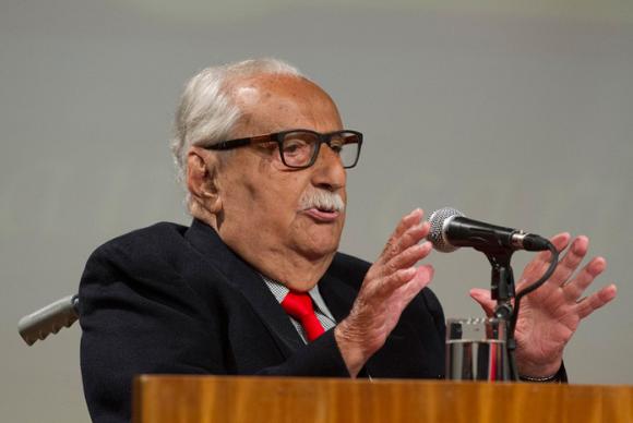 Corpo do imortal Heitor Corny é cremado em cerimônia simples