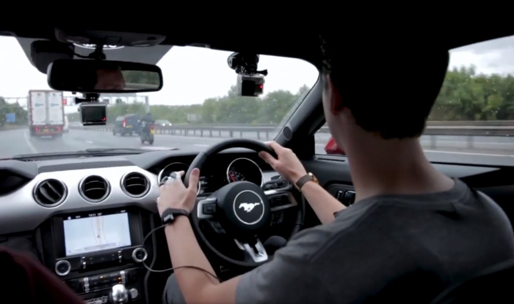 Pesquisa revela que dirigir um carro esportivo é mais emocionante que assistir a futebol, dançar ou beijar a pessoa amada