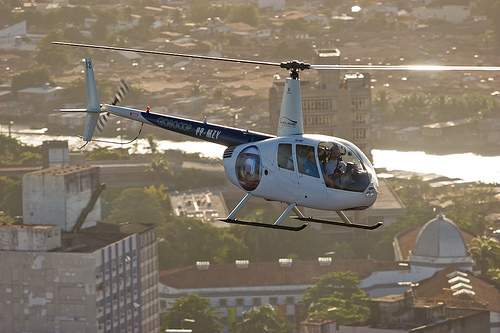 Helicóptero que fazia cobertura para a Globo Pernambuco cai no mar do Recife