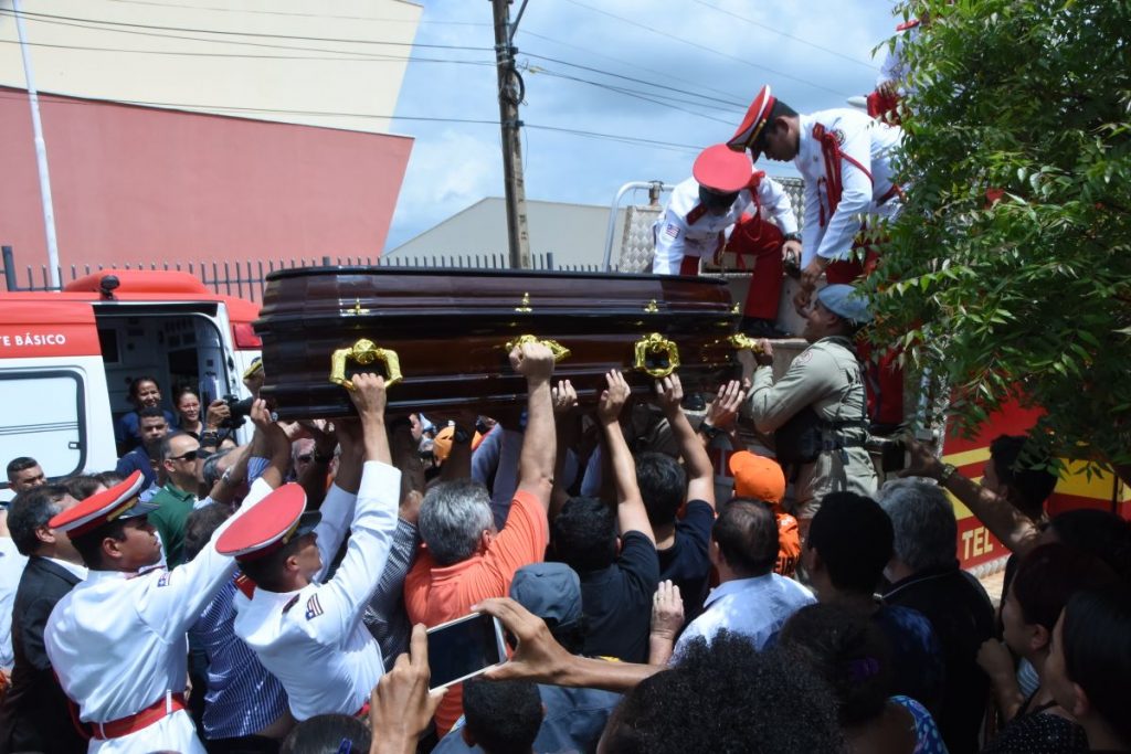Emocionada, população de Caxias se despede de Humberto Coutinho