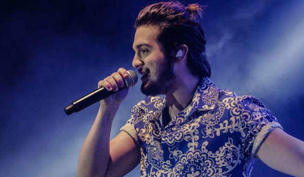 Acordando o prédio, de Luan Santana, foi a música mais tocada em 2017