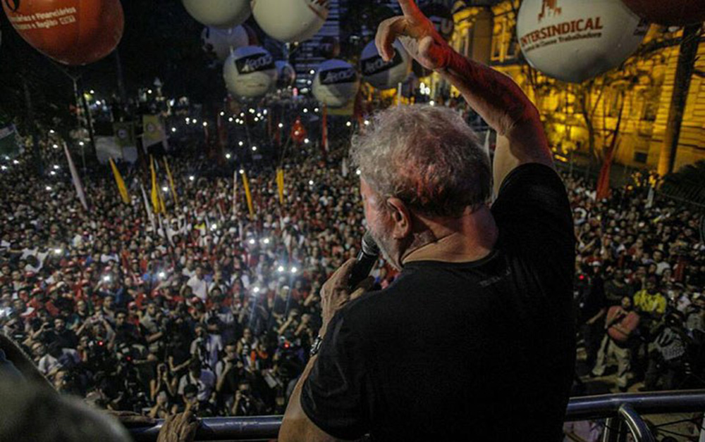 Pesquisa do PoderData mostra Lula com dez pontos à frente de Bolsonaro