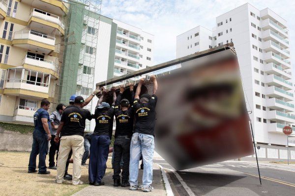 Prefeitura remove placas de publicidade que estariam poluindo a paisagem da cidade