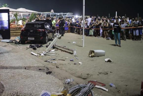 Carro invade calçadão de Copacabana, mata bebê e deixa 16 feridos