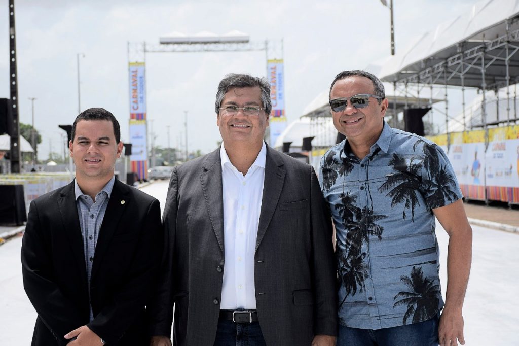 Ao percorrer circuito da folia em São Luís, Flávio Dino diz que carnaval deste ano vai ser sucesso