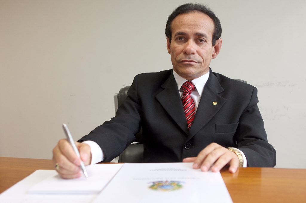 Pinto Itamaraty adia saída do PSDB e anuncia candidatura a deputado federal