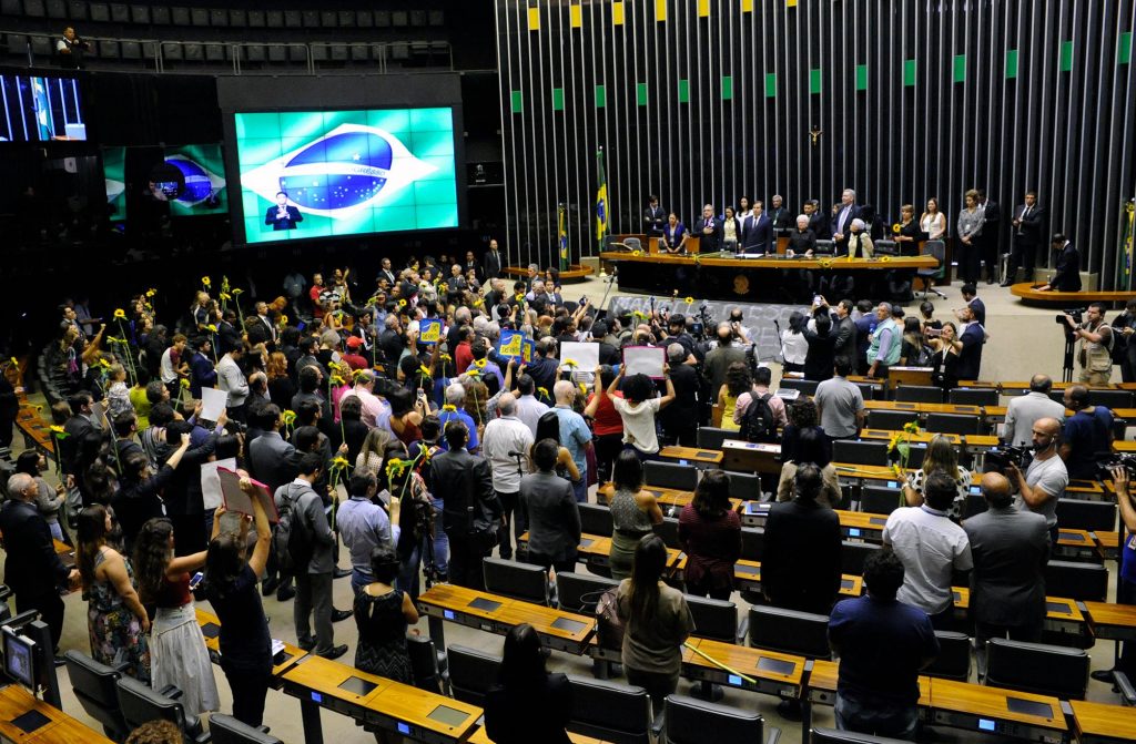 Dos 513 deputados, 31 não conseguiram atingir cláusula de barreira