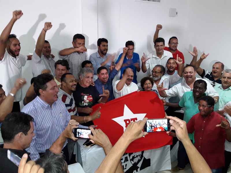 Petistas fazem manifestação a favor da filiação de Waldir Maranhão