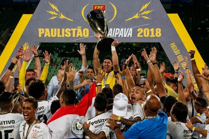 Corinthians levanta a taça de campeão paulista no estádio do maior rival