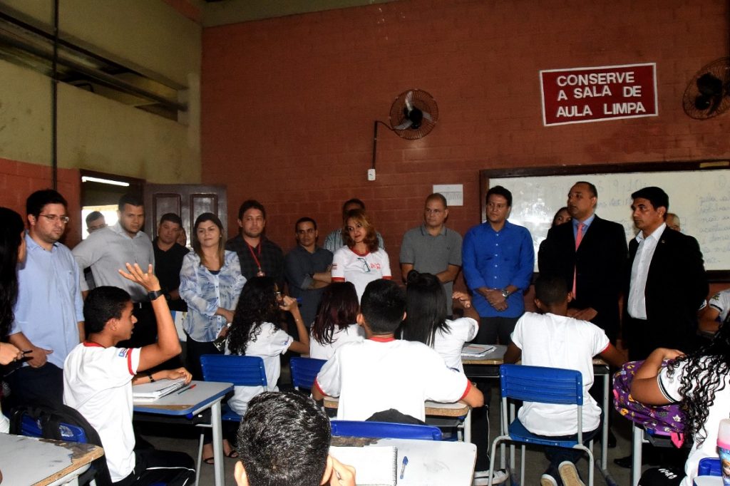 Deputados constatam irregularidades em colégio “reformado” pelo Escola Digna