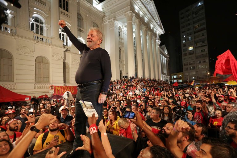 Pesquisa do PoderData diz que Lula derrotaria Jair Bolsonaro num eventual segundo turno