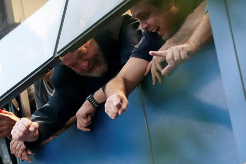 Ex-presidente Lula fecha negociação com Polícia Federal para se entregar na manhã deste sábado