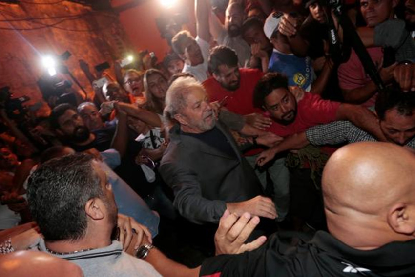 Ex-presidente Lula decide se entregar e segue para Curitiba, onde vai cumprir pena de prisão