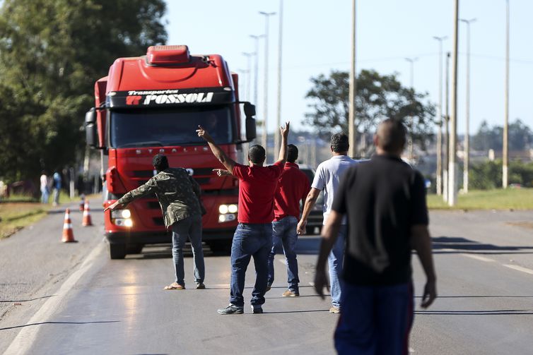Caminhoneiros não descartam nova paralisação se preços de combustíveis continuarem subindo