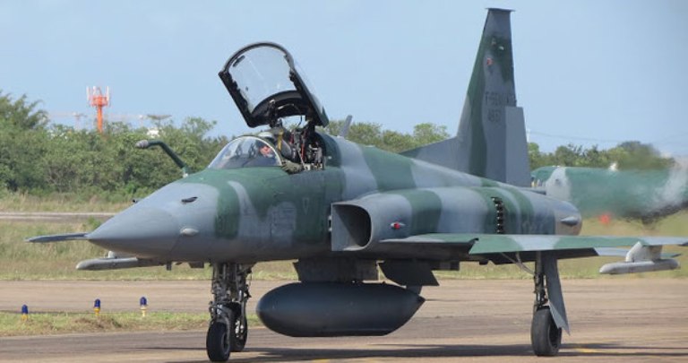 Pilotos da FAB sobrevivem à queda de avião F5 nesta quinta-feira