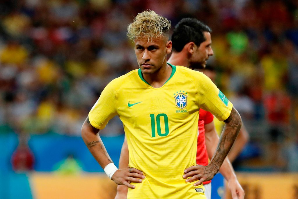 Após polêmica do cabelo, Neymar aparece com corte mais conservador