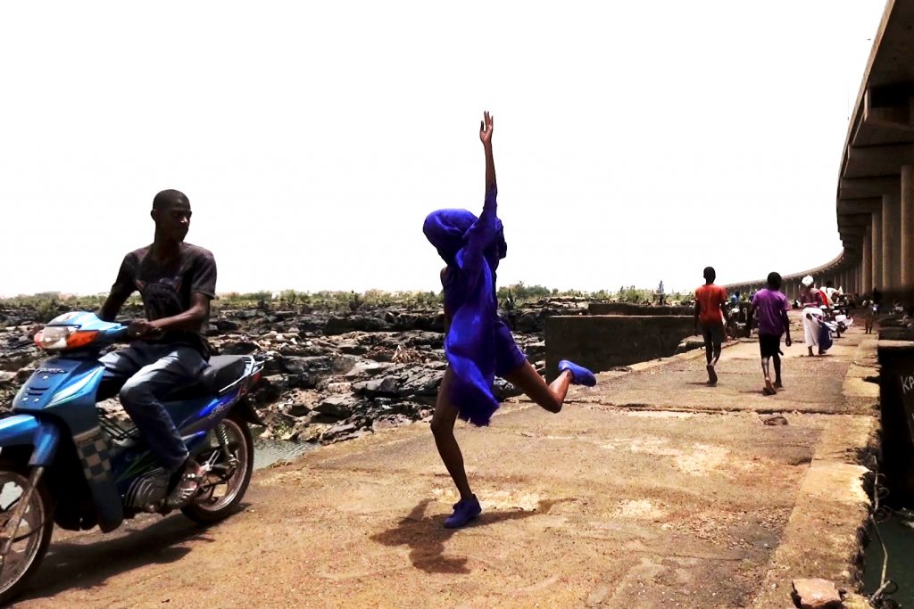 Artista mineira Ana Pi apresenta o filme Noirblue – deslocamentos de uma dança no Centro Cultural Vale