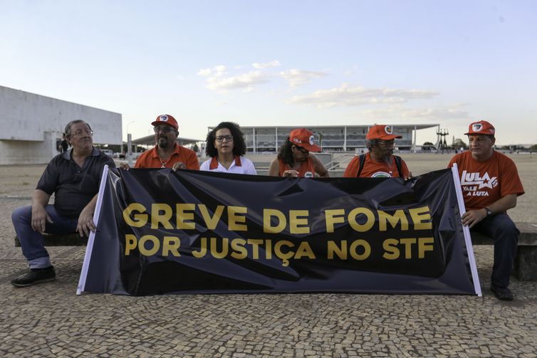 Manifestantes fazem protesto em frente ao Supremo pela soltura de Lula