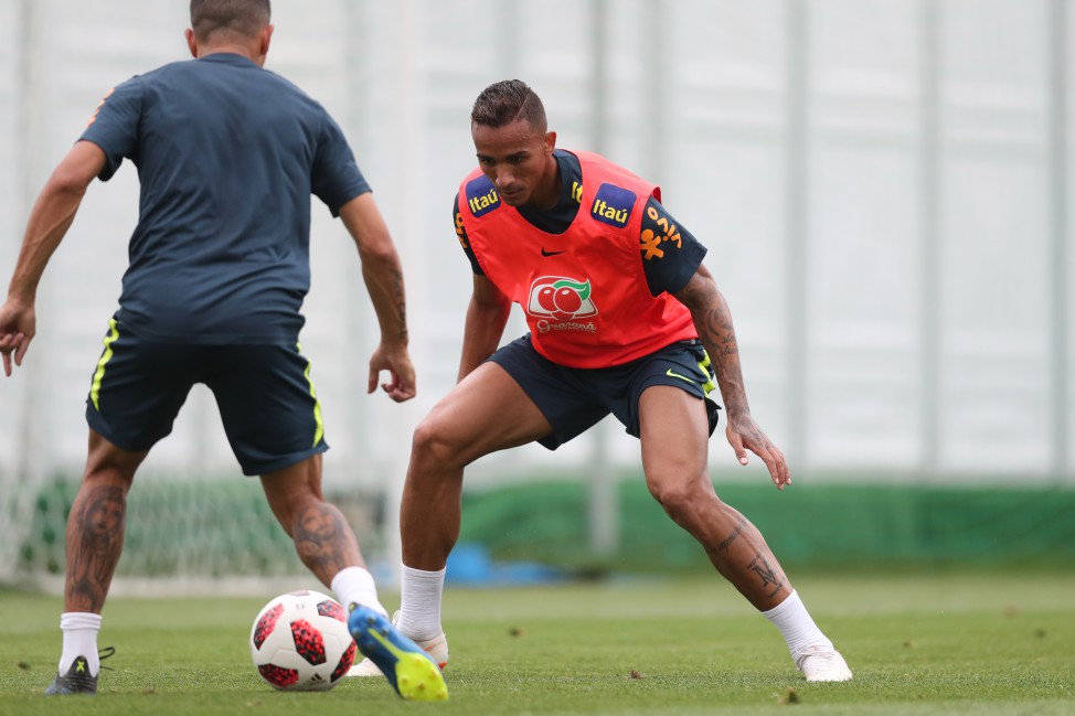 Danilo está afastado da Copa e Fernandinho entra no lugar de Casemiro