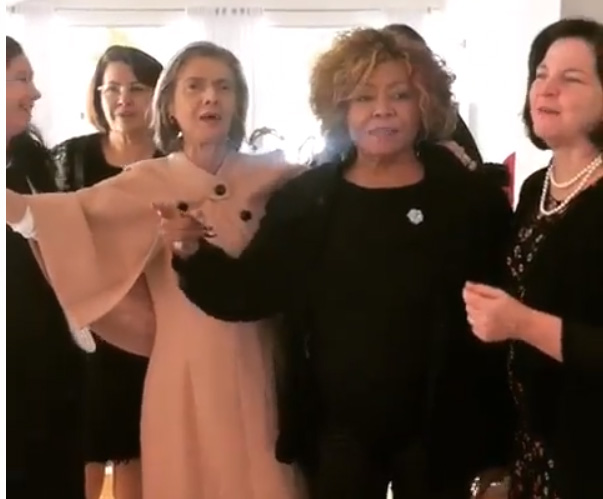 Alcione bota a presidente do Supremo, Carmen Lúcia, para dançar