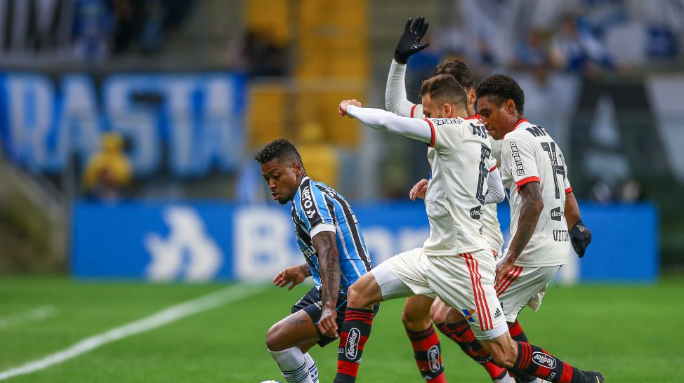 Flamengo é derrotado pelo Grêmio e pode perder a liderança neste domingo para o São Paulo