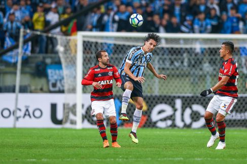 Flamengo empata aos 49 do segundo tempo, Cruzeiro bate Santos e Corinthians a Chapecoense