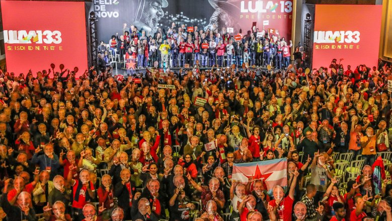 Petistas usam máscara de Lula na convenção em que ele foi confirmado candidato do partido