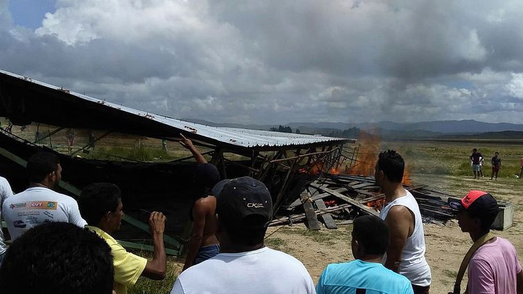Mais de mil venezuelanos deixam o Brasil após conflitos em Roraima