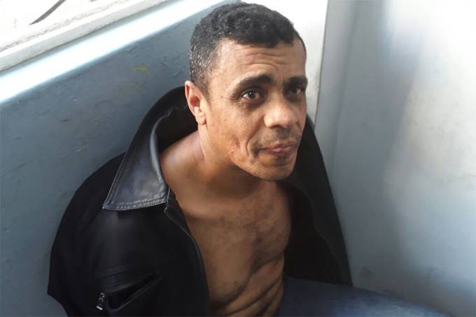 Bolsonaro pede que PF reabra investigação e descubra quem pagou Adélio para matá-lo