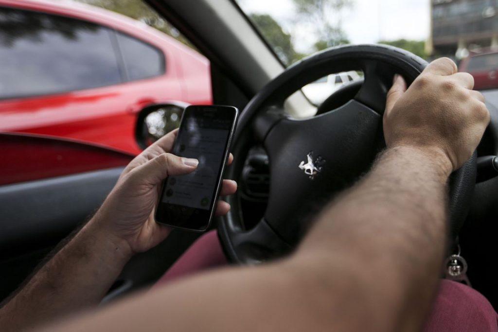 Startup baiana cria app que dá ‘bronca’ em motoristas que dirigem usando celular