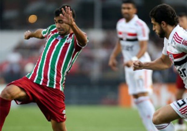Com um a menos, São Paulo segura empate com Fluminense e segue líder do Brasileirão